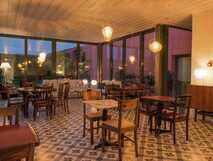 Herdade do Ananas – Gemütlicher und stilvoll eingerichteter Aufenthaltsraum mit großflächigen Fenstern und warmem Licht auf São Miguel.