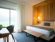 Furnas Lake Villas – Gemütliche, moderne Zimmer mit Blick ins Grüne für erholsamen Komfort auf São Miguel.