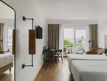 Hotel Ponta Delgada – Hell und modern eingerichtetes Zimmer mit Balkon und Panoramablick auf São Miguel.