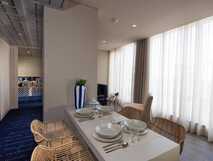 Casa Hintze Ribeiro Aparthotel auf Sao Miguel, helles modernes Apartment mit gemütlichem Essbereich und stilvoller Einrichtung – ideal für entspannte Aufenthalte.