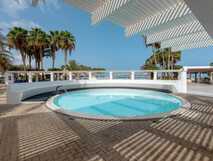 Voi Praia de Chaves Resort auf Boa Vista, einladender Whirlpoolbereich mit Palmen und Blick aufs Meer