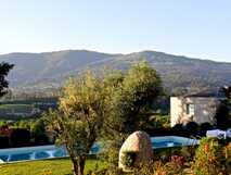 Außenpool des Carmo's Boutique Hotels, im Hintergrund die grünen Weinberge Minhos