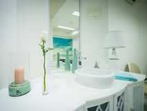 Talisman Hotel, São Miguel – stilvolles Badezimmer mit frischem Ambiente und maritimen Akzenten, ideal für entspannte Urlaubstage bei picotours.