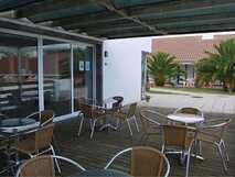 Nossa Senhora da Estrela auf Sao Miguel – Gemütliche Terrasse mit Sitzplätzen und Ausblick in eine gepflegte Gartenanlage, ideal zum Entspannen bei picotours.