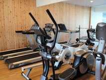 Hotel Pedras do Mar auf Sao Miguel, moderner Fitnessraum mit hochwertigen Geräten für ein effektives Training während des Urlaubs.