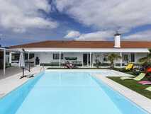 Quinta de Santa Barbara auf Sao Miguel, einladender Außenpool mit Liegestühlen und entspannter Atmosphäre für erholsame Urlaubstage.