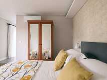 Suite Classic in der Quinta da Saraiva mit geblümter Bettdecke ud gelben Kissen