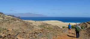 Küstenwanderung durch karge Vulkanlandschaft auf Sao Vicente