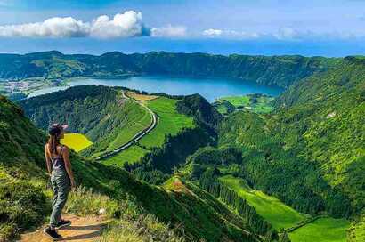 Beeindruckender Ausblick: Sao Miguel Wanderungen bieten unvergessliche Aussichten. Nach den Touren in der Natur können Sie sich in der Azoren Hauptstadt kulturell bilden.
