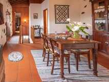Aldeia da Cuada auf Flores – Gemütlicher Essbereich mit rustikalem Holztisch und traditionellem Ambiente.