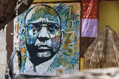 Künstlerisches Porträt von Amílcar Cabral in kräftigen Farben an einer Hauswand auf den Kapverden.