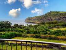 ANC Experience Resort auf Sao Miguel, atemberaubende Küsten- und Naturpanorama mit grünen Hügeln und blauem Himmel – perfekt für naturnahe Erholung mit Picotours.