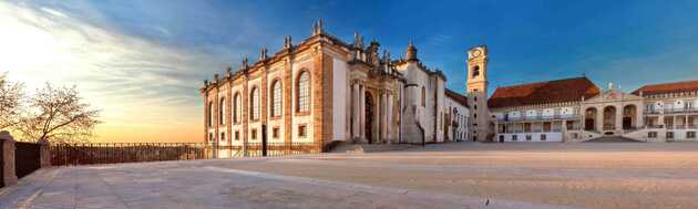 Großes Gebäude auf einem freien Platz: Weltkulturerbe Universität von Coimbra an der Atlantikküste Portugal.