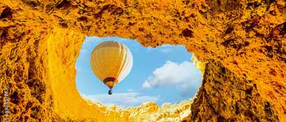 Ein Heißluftballon gleitet über die spektakulären Felsenlandschaften des Alentejo.