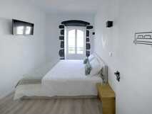 Boa Nova Hostel - helles und modernes Zimmer mit komfortablem Doppelbett und TV.