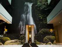 Octant Hotel Furnas auf São Miguel – stilvolle Lobby mit beeindruckendem Wasserfall-Motiv und modernem Design für ein einzigartiges Urlaubserlebnis.
