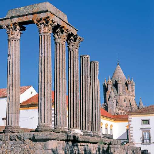 Römischer Tempel und Kathedrale zählen zu den bekanntesten Wahrzeichen der UNESCO-Welterbestadt Évora.