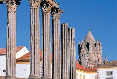 Römischer Tempel und Kathedrale zählen zu den bekanntesten Wahrzeichen der UNESCO-Welterbestadt Évora.