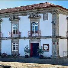 Weißes historisches Gebäude mit traditionellen Balkonen im Zentrum von Ponte de Lima, Nordportugal.