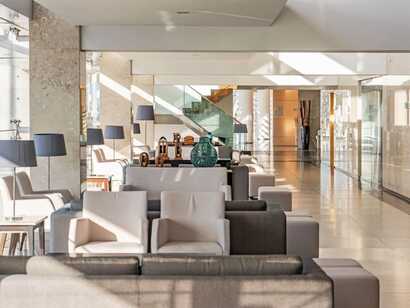 Hotel Marina Atlantico auf São Miguel, helle und moderne Lobby mit elegantem Design und einladender Atmosphäre – ideal für entspannte Urlaubsmomente.