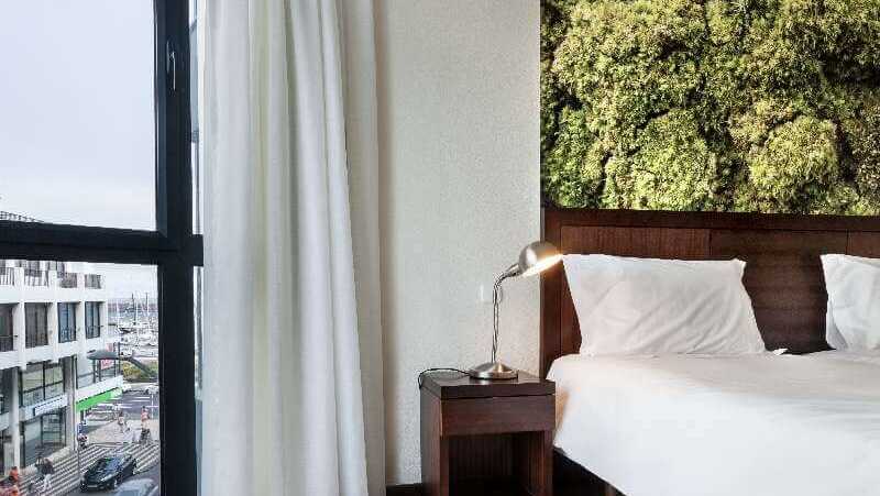 Neat-hotel-pdl-zimmerausblick