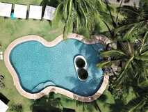 Poolbereich aus der Vogelperspektive in der Omali Lodge Sao Tome