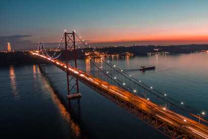 Die Fahrt über die legendäre Ponte 25 Abril ist ein Highlight der Portugal Route Richtung Süden