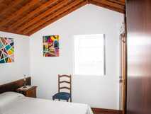 Qunita dos Frutos auf Graciosa – Helles, gemütliches Schlafzimmer mit traditionellem Ambiente.