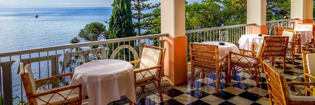 Terrasse des Reid´s Palace Hotels mit Blick über die Bucht von Funchal auf Madeira