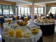 Sao Jorge Garden – Hell und einladender Frühstücksraum mit vielfältigem Buffet in entspannter Atmosphäre auf der Insel Sao Jorge.