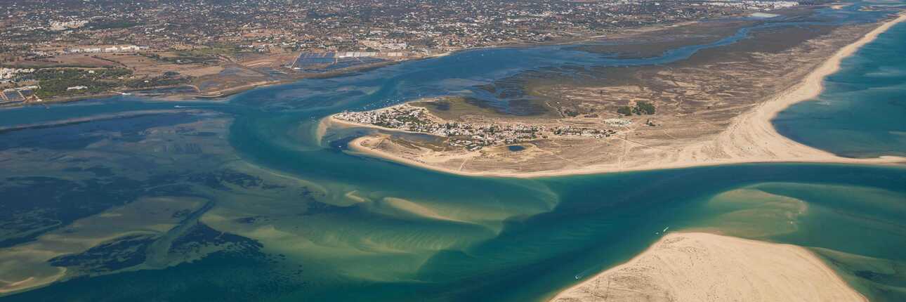 Von Oben sieht man die Inseln im Naturschutzgebiet Ria Famosa
