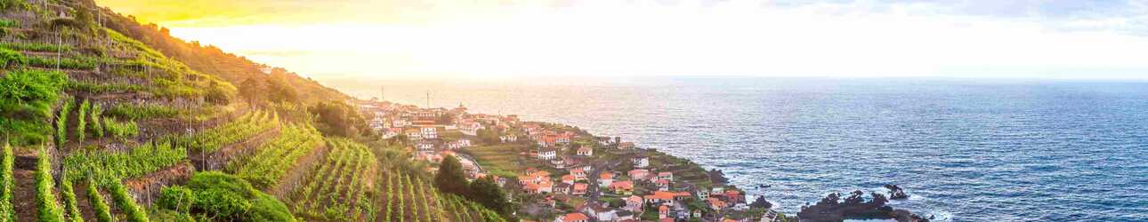 Die sanfte Abendsonne hüllt Porto Moniz in warmes Licht.