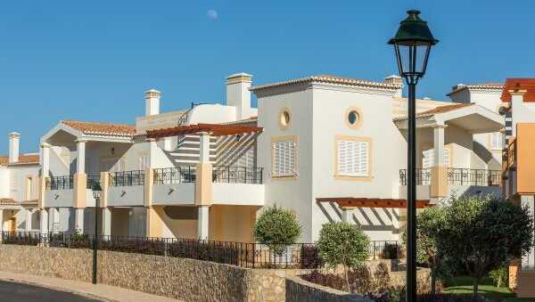Salema-beach-von-der-strasse