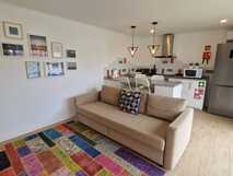 Santa Cruz Villas auf Flores – Modernes, gemütliches Apartment mit offener Küche und Wohnbereich.