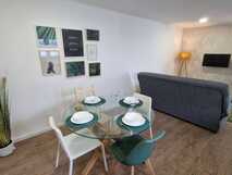 Santa Cruz Villas auf Flores, moderner und gemütlicher Wohn- und Essbereich.