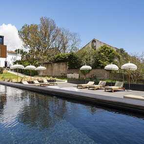 Senhora-da-rosa-hotel-pool-sonnenschirme