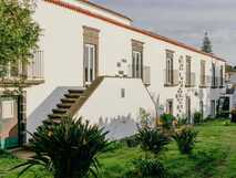 Traditionelles Herrenhaus mit weißen Mauern und Natursteinfassade im Senhora do Carmo Charm House auf den Azoren