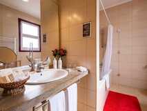 Tradicampo - Casa da Fonte auf Sao Miguel, helles und komfortables Badezimmer mit modernen Annehmlichkeiten und stilvollen Details für erholsamen Aufenthalt.