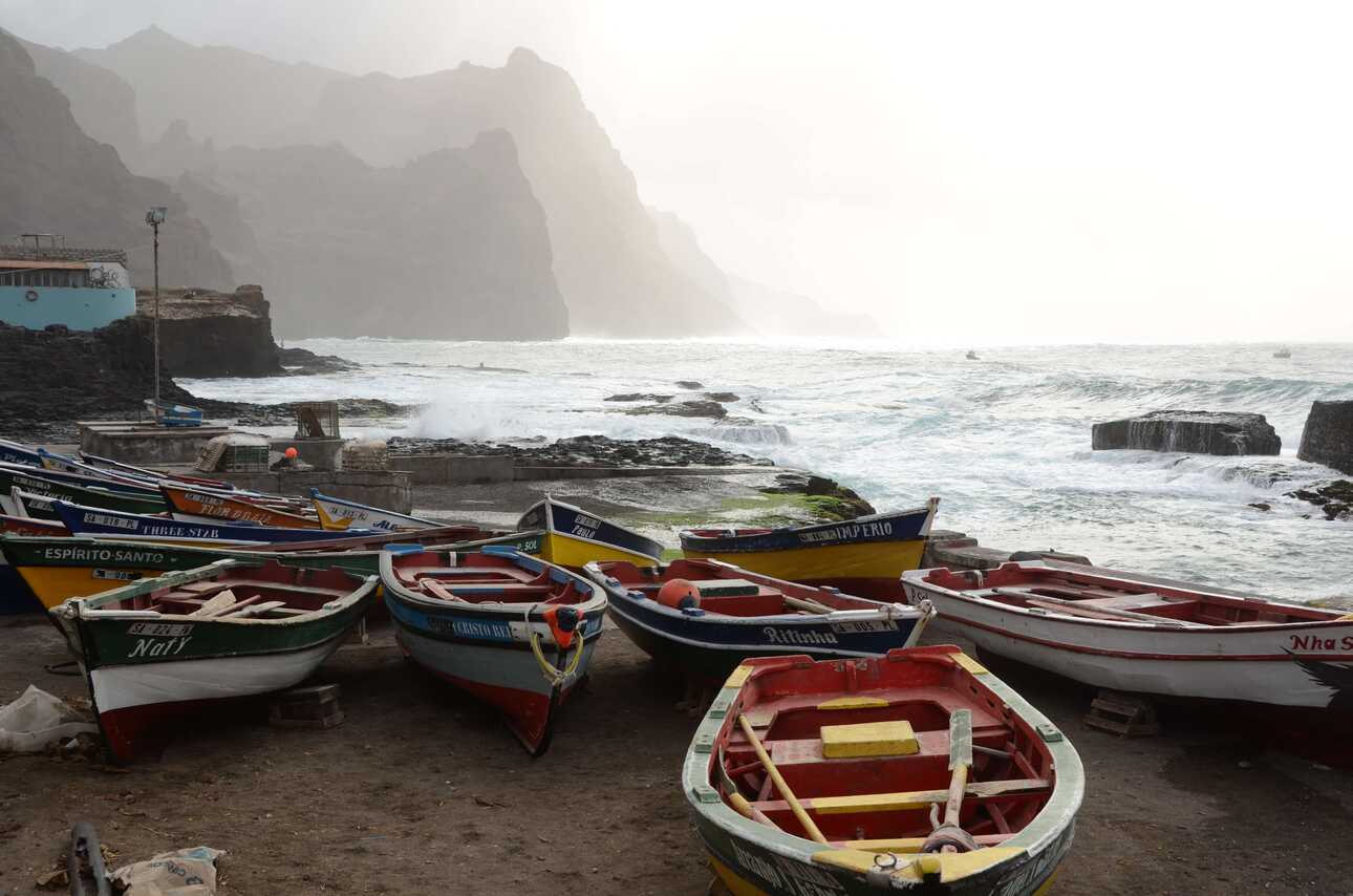 Fischeridylle in Ponta do Sol: Beobachten Sie nach Ihrer Wanderung auf Santo Antao das Einholen der Boote