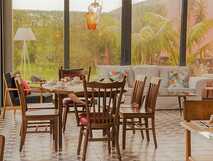 Herdade do Ananas São Miguel, gemütlicher Frühstücksraum mit modernem Ambiente und Blick ins Grüne, ideal für einen erholsamen Urlaub bei picotours.