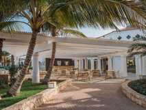 Voi Praia de Chaves Resort auf Boa Vista, lichtdurchflutete Außenterrasse unter Palmen