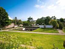 Senhora da Rosa Tradition & Nature Hotel – Ruhige Gartenanlage mit entspannenden Liegeflächen inmitten der Natur auf São Miguel.