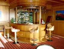 Elegante Hotelbar mit stilvollen Hockern – entspannen und genießen bei picotours.