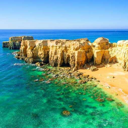 Klippen und wunderschöne Strände finden Sie an der Algarve und im Alentejo