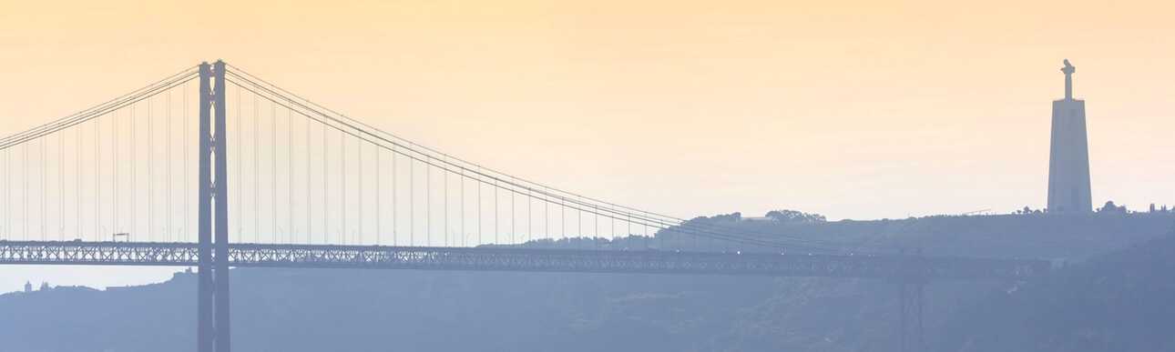 Lange Brücke in der Abenddämmerung, Himmel ist leicht orange