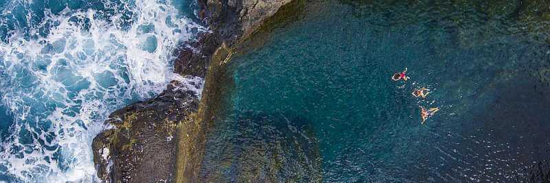 Die berühmten Meerwasser-Schwimmbecken in Porto Moniz laden bei einer Madeira Rundreise ein zu einer Badepause.