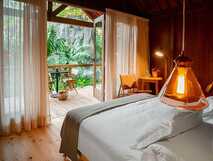 Senhora da Rosa Tradition & Nature Hotel – Gemütliches Zimmer mit natürlichem Licht und Terrasse im Grünen für entspannte Momente auf São Miguel.