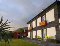 A Casa do Ouvidor auf Pico, idyllisches Gästehaus mit gemütlicher Terrasse und atemberaubendem Naturblick.