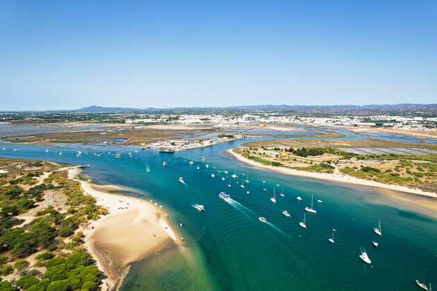 Ria Famosa ein Traumort der Algarve Rundreise von oben. Weiße Sandbänke und wilde natur werden von Wasserstraßen durchkreuzt.