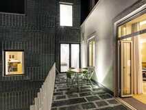 Casa da Galeria auf Sao Miguel, stilvolle Terrasse mit modernem Outdoor-Mobiliar und einladendem Ambiente für entspannte Urlaubsmomente.